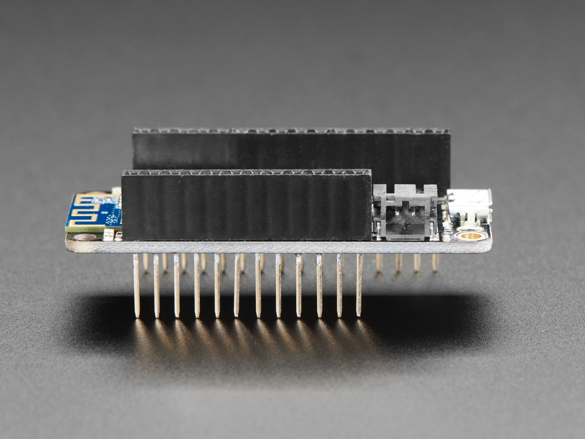 Zusammengebautes Adafruit Feather M0 WiFi mit Stacking-Headern, 3044